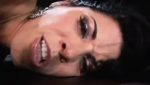 Грудастая милфа хочет камшот на лицо