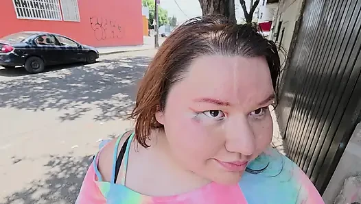 Cumwalks mit viel dickem sperma im gesicht zu machen, mit vielen leuten, die mich beobachten durch die Stadt, ist es, was ich immer will