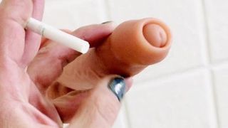 Marilyn rookt terwijl ze pronkt met haar nieuwe ongesneden dildo