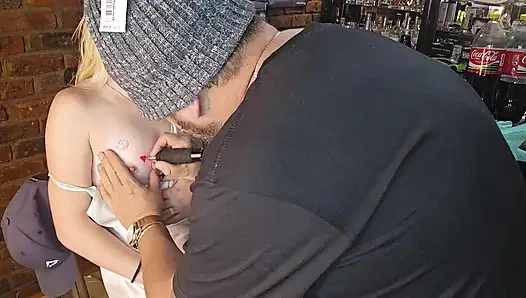 Stiefschwester wollte ein herz-tattoo neben ihrer nippel ohne höschen