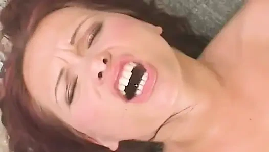 Büyük götlü kızıl saçlı zenci bir adamla ırklararası sikiş