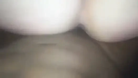 Cewek sange ini lagi asik dudukin kontol besar pria kulit hitam sambil goyangin pantat montokku