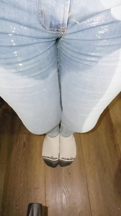 必死に彼女の軽い洗濯ジーンズの半分ほどを放ち、残りはしっかり濡らしました