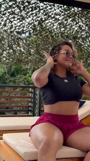 Moment must-share de la "negresa matură sexy Carla Morelli își seduce grădinarul cu pulă mare și neagră Rioc pentru un futai dur în aer liber la conac"