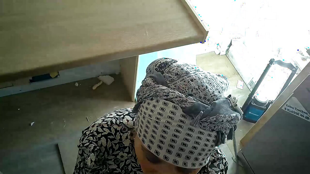 Moslima probeert aan een pik te zuigen en doet goed werk