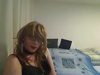 Milf transexual mostrando y tocando en lencería erótica negra y tacones altos