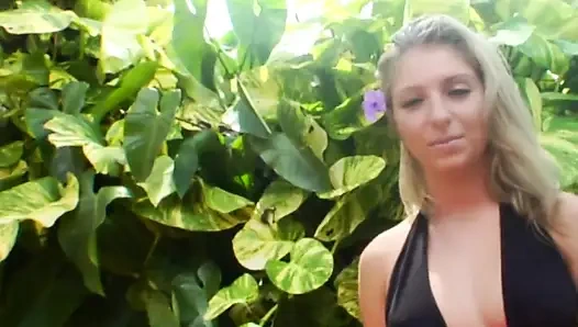 Heiße blonde nachbarin fingert sich draußen, dann fickt Dildo drinnen
