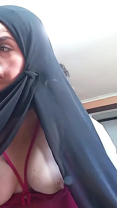 Mama mea vitregă indiană, care poartă un hijab, devine neglijeentă în bucătărie și ajungem să facem sex dur. | Clip 1
