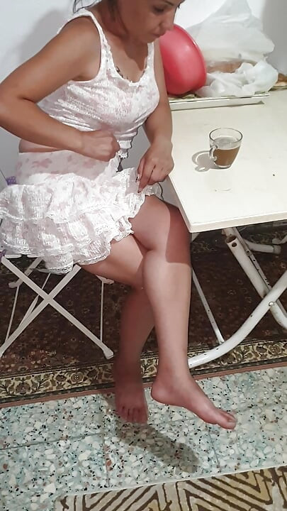 Türk çift mutfakta flört ediyor.