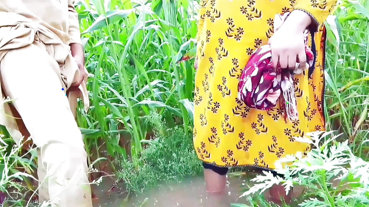 kheton mein Barish ka mausam bahut badi gand upar se naram li to maja a Gaya doggy style upar bataya to pani Nikal Gaya