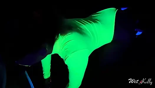 Neon vücudundaki ateşli orta yaşlı seksi kadın karanlıkta sikişmeyi seviyor