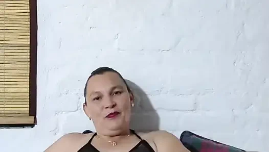 single mother gets her big ass pussy spurted with her dildo