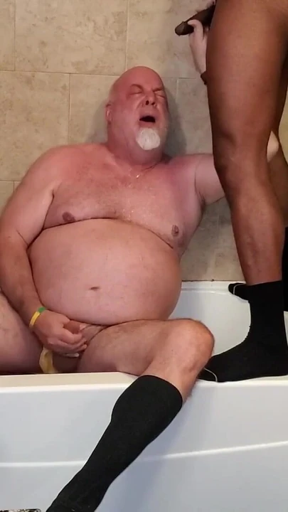 Splendido momento da "L'orso viene pisciato da un cazzo nero!"