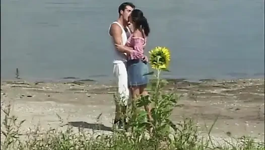 Трахаю в задницу на пляже