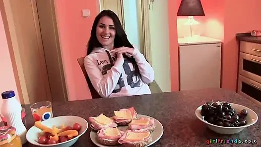 Girlfriends XXX - дает ее британской подруге тур по ее киске c'Zech