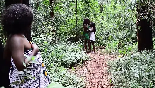 Büyük memeli ve götlü zenci lezbiyenler arkadan ıslak amcığı yalıyor bakış açısı yakın çekim