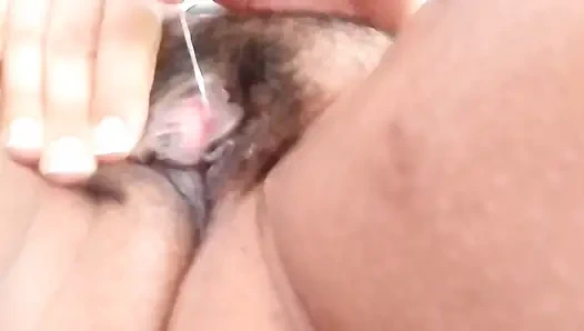 Смотри, как Cakeycakes заставляет себя кончить