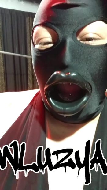 Sexy grandota con máscara y labios de plástico