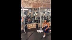 Nicole Scherzinger im Fitnessstudio in engen blauen Hosen