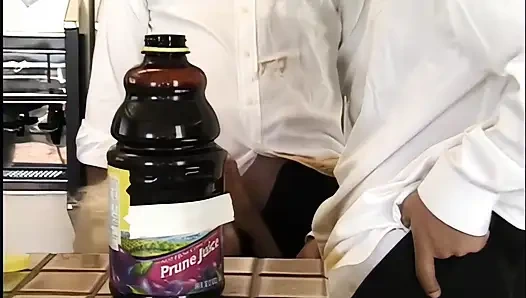 Bu edepsiz nine genç adamlar tarafından sikilmeyi seviyor