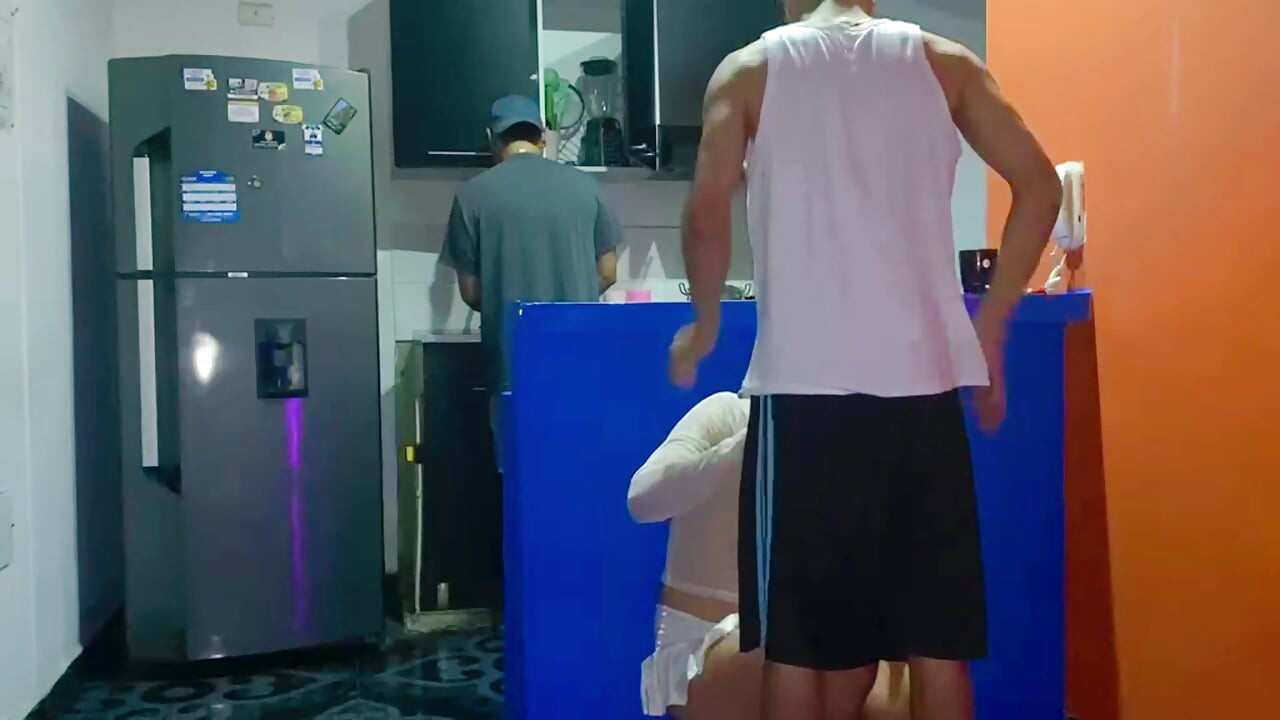 SE FOLLAN A FEMBOY A LAS ESPALDAS DE SU NOVIO EN LA COCINA