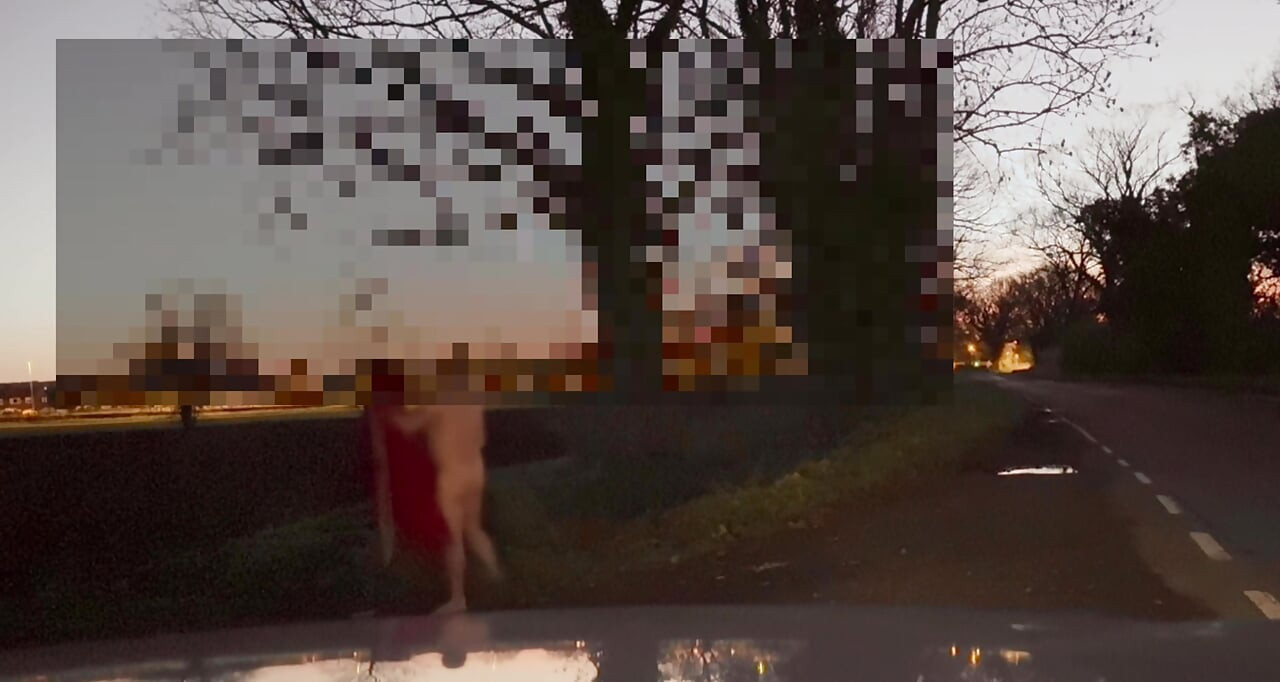 Naakt met mijn kont in de lucht als het busje passeert