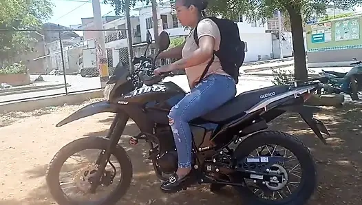 Aku mengajari tetanggaku cara mengendarai sepeda motor dan sebagai gantinya dia memberiku vaginanya.