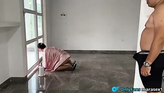 Чистит стаканы и ест мое молоко