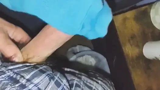 Seksi mavi ayak bileği çoraplı elle muamele çorapla sikiliyor