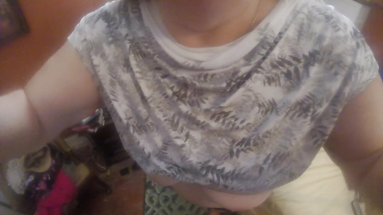 Une BBW joue avec sa chatte et suce une bite torride et baveuse !
