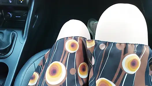 Возбужденная мачеха соблазняет своего пасынка сексуальными ногами в чулках в машине