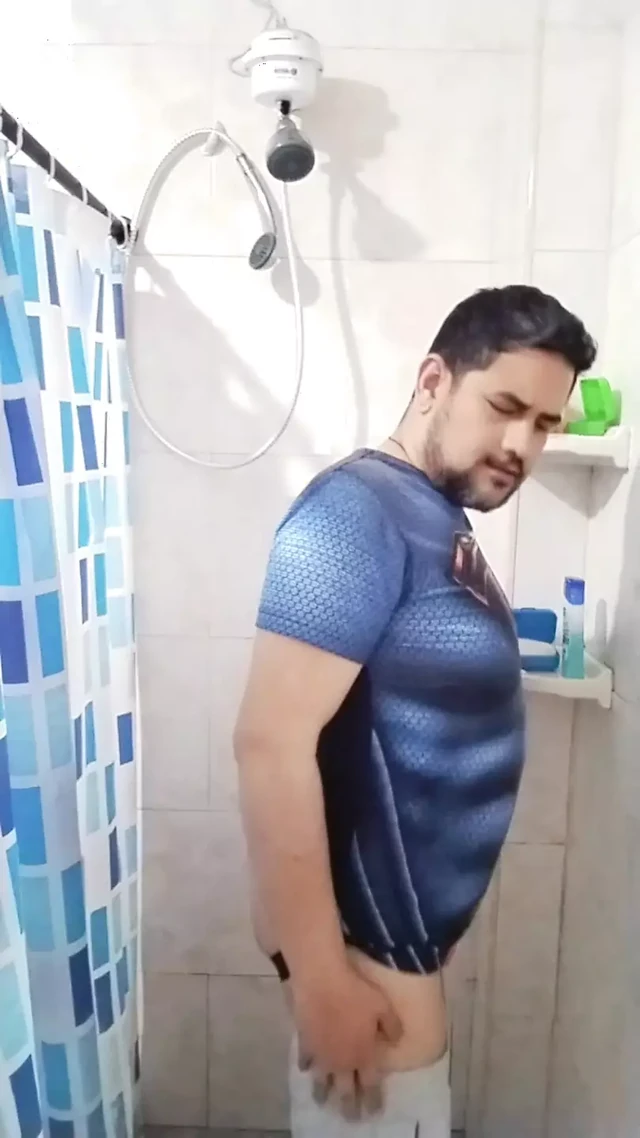 Fat man takes advantage of his companions' absence to bathe without distractions