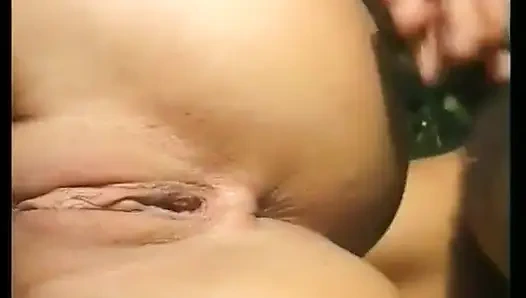 İki arkadaş İbiza'da tatilde ve ateşli piliçleri sikiyor.