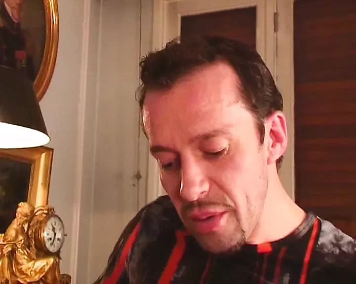 Niesamowite francuskie laski dzielą dużego kutasa w trójkącie