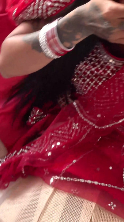Muss-moment von "echte indische Desi teen Braut in arsch und muschi auf Suhaag Raat gefickt"