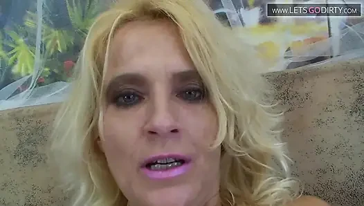 Blonde milf wird zu einem cumshot gefickt, nachdem sie einen harten schwanz gelutscht hat