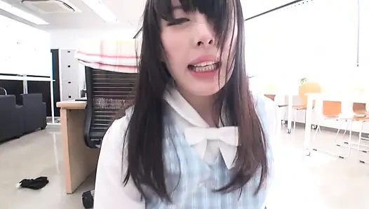 Olgun bir adam ve zarif bir bayan arasındaki ofis ısısı