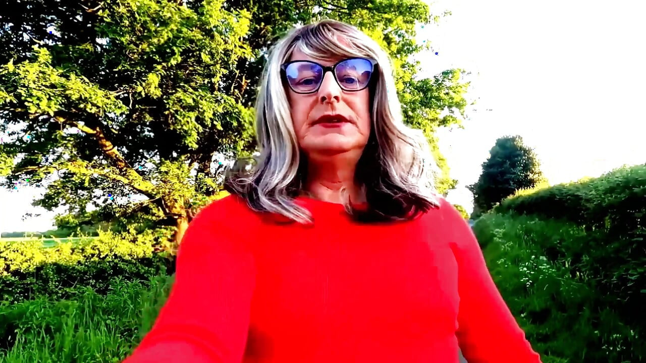 Amateur crossdresser Kellycd2022 masturbating in the sun