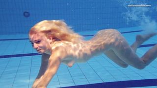 Elena Proklova ragazza bionda sott&#39;acqua