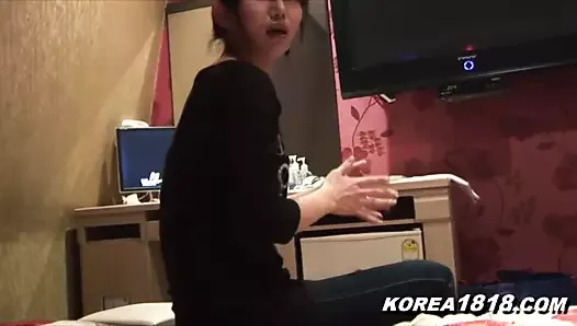 Porno coréen, une fille coréenne timide se déshabille