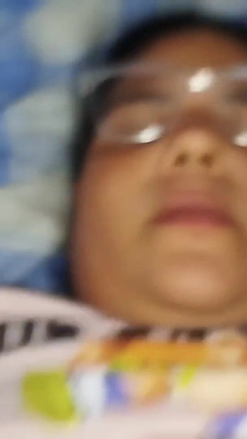 "내 역겨운 이웃이 와서 내 보지를 따먹은 후 가슴에 사정하는 잊을 수 없는 순간. 그녀는 내 얘기를 하게 얘기해"