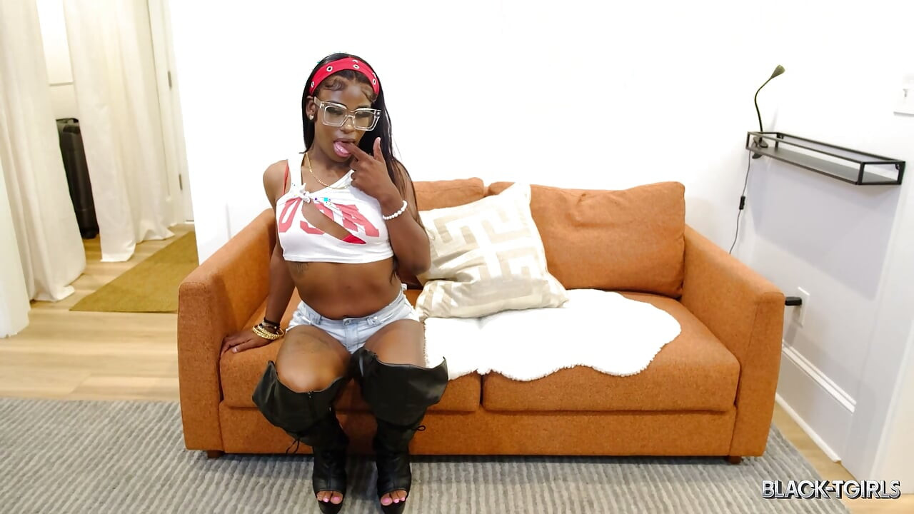 BLACK TGIRLS mdal Kayla sophe par apne mote land ko phailaakar sahlaati huee