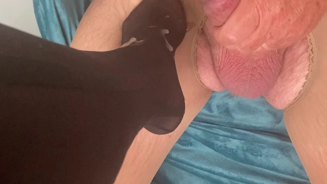 Mrs Mature Feet allowing her friend to cover her feet