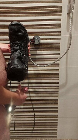 Jouer sous la douche avec des bottes de combat