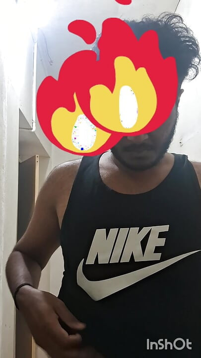 Yüzme havuzunda çıplak Hintli mallu adam