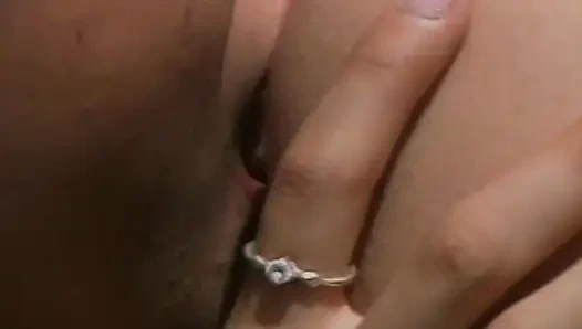 Ateşli vücutlu mükemmel kızlar dildoyla birbirlerini sikiyor