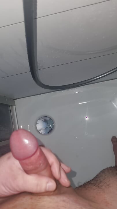 Éjaculation sous la douche