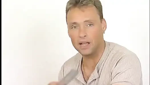 Pirang berjembut bermain dengan dildo