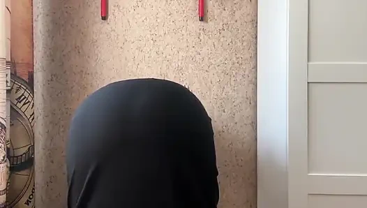 Мараканская милфа разорвала колготки во время растяжки и получила оргазм мокрой киски