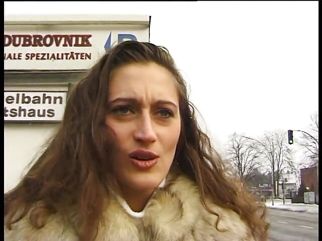 Oszałamiająca brunetka loszka uwodzi swoją cipkę wibratorem w łazience